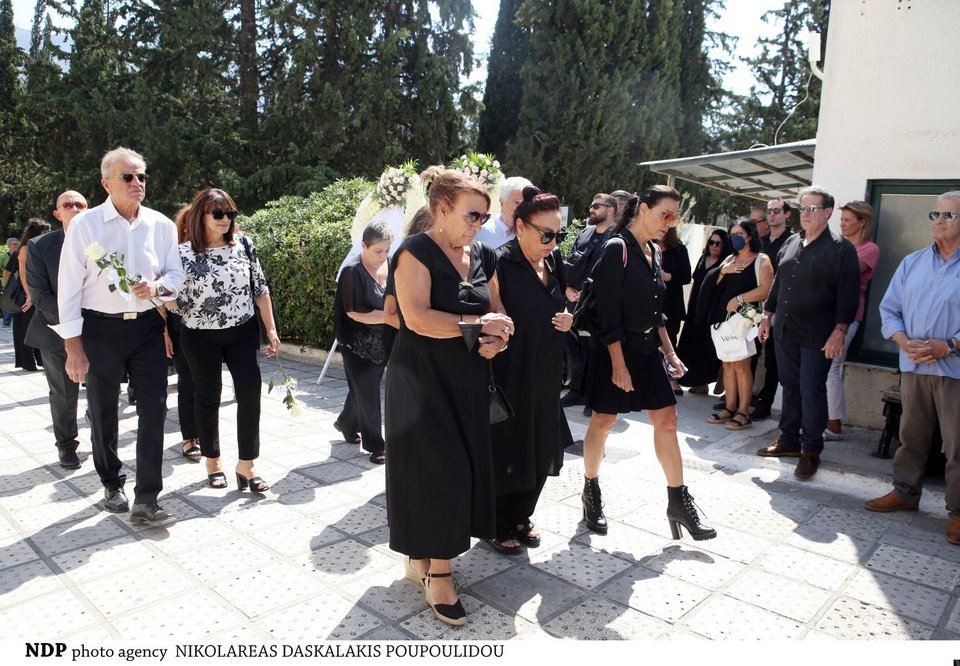 Μίρκα Παπακωνσταντίνιου Ελίζα Πάλλη καταρρακωμένες στην κηδεία του Δάνη Κατρανίδη