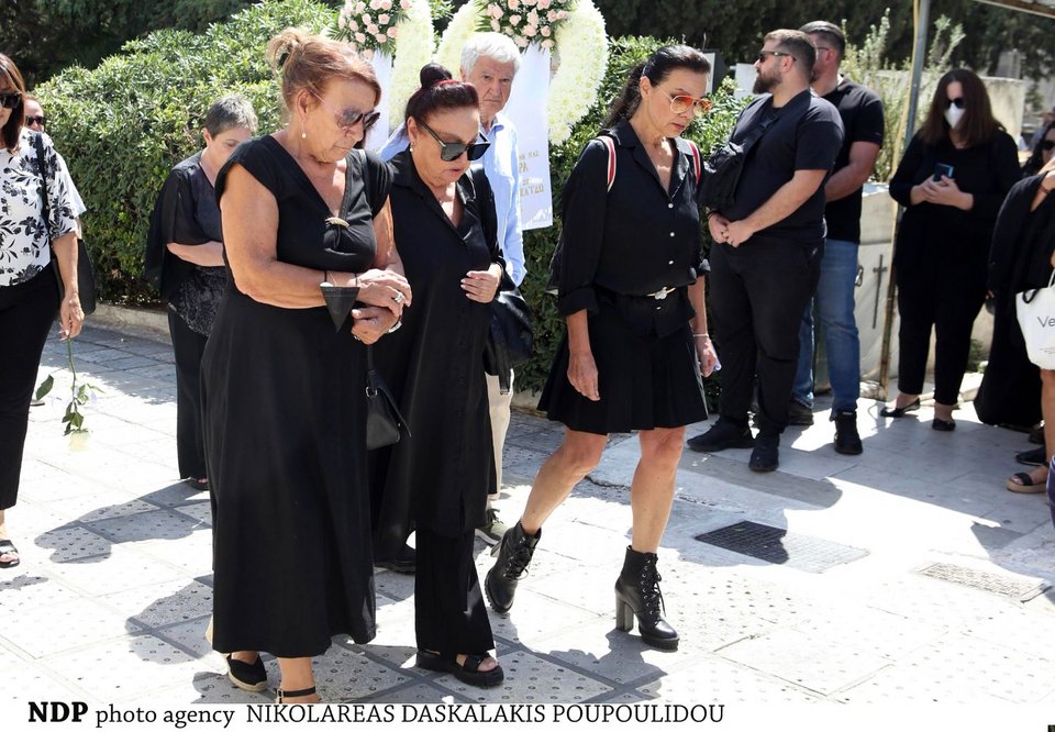 Μίρκα Παπακωνσταντίνιου Ελίζα Πάλλη καταρρακωμένες στην κηδεία του Δάνη Κατρανίδη