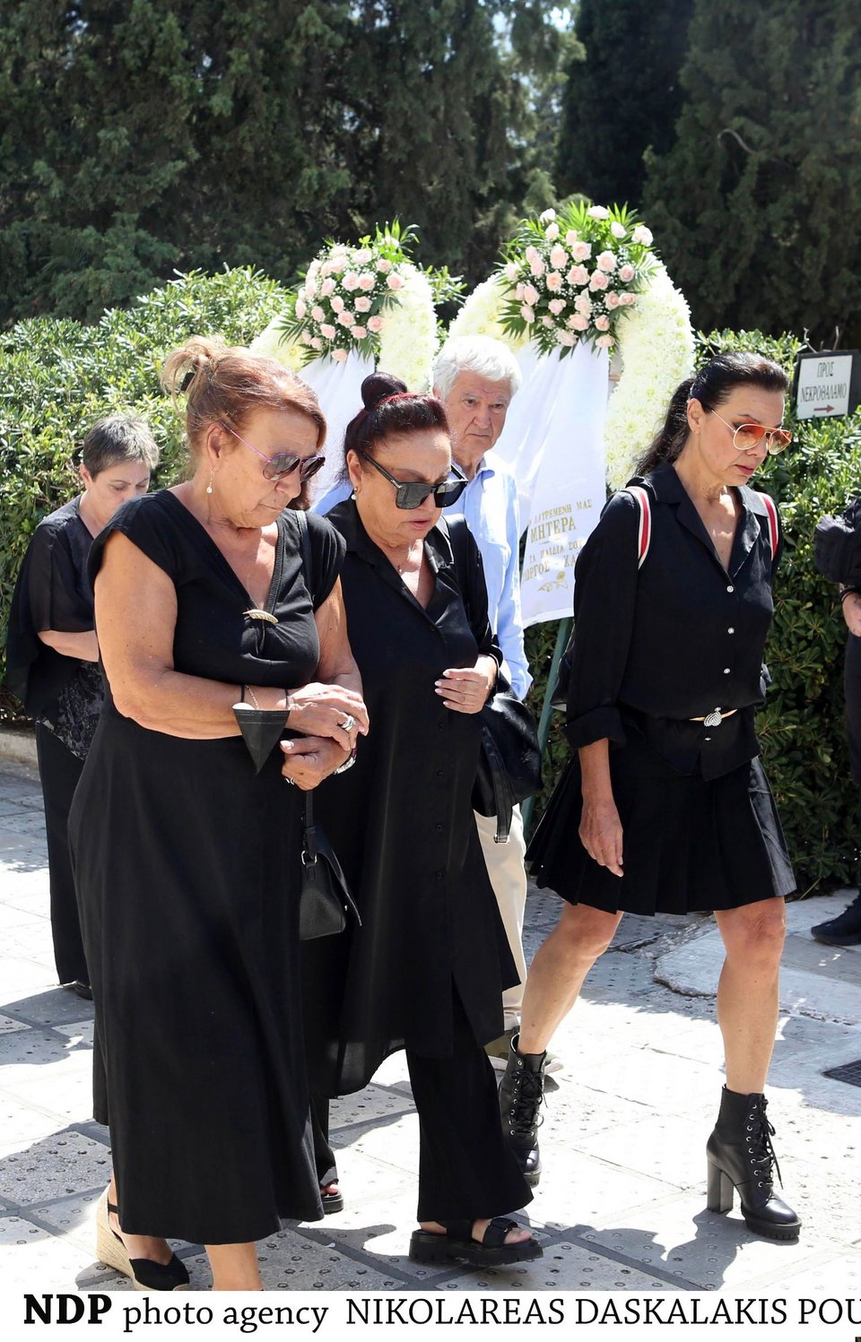 Μίρκα Παπακωνσταντίνιου Ελίζα Πάλλη καταρρακωμένες στην κηδεία του Δάνη Κατρανίδη