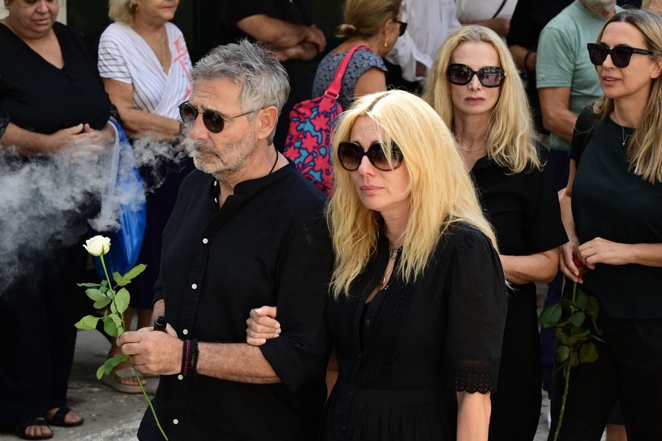 Με ένα λευκό τριαντάφυλλο ο Θοδωρής Αθερίδης