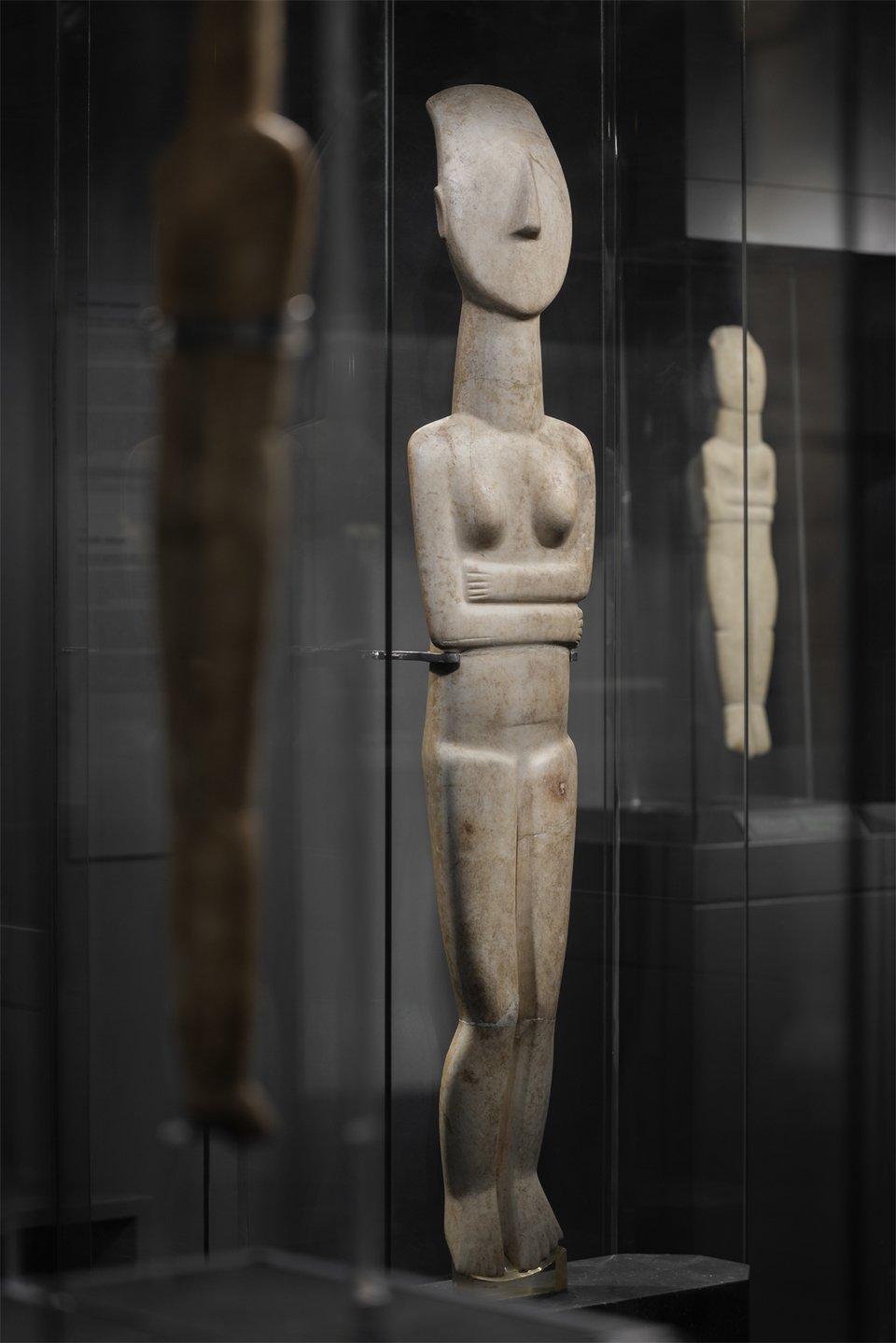 Μαρμάρινο άγαλμα γυναικείας μορφής, 2700 - 2400/2300 π.Χ. Μουσείο Κυκλαδικής Τέχνης, ΝΓ0724 © Μουσείο Κυκλαδικής Τέχνης / Φωτογραφία: Paris Tavitian