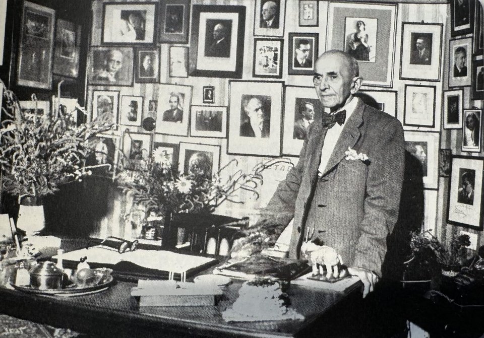 Στο γραφείο του στο Εθνικό Θέατρο. Διακρίνονται οι φωτογραφίες του Γιώργου Παπανδρέου, του Φώτου Πολίτη και του Δημήτρη Μητρόπουλου