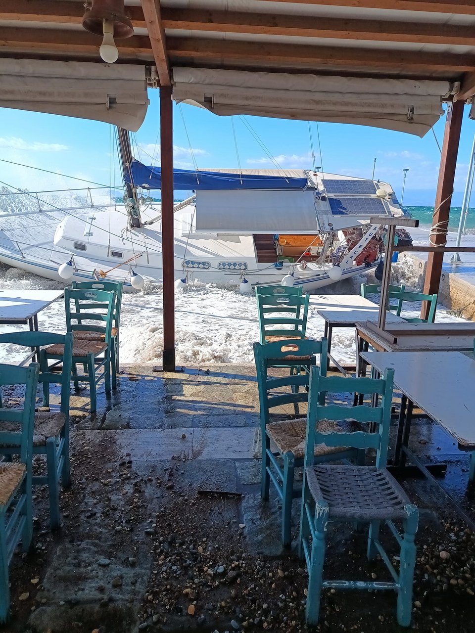 Ισχυροί άνεμοι στη Μαγνησία προκάλεσαν ζημιές σε σκάφη και καταστήματα / Φωτογραφία: magnesianews.gr / Αθηνά Μουστακαλή