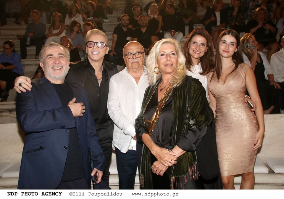 Λάκης Λαζόπουλος, Τάκης Ζαχαράτος, Γιάννης Ξανθούλης, Ιζαμπέλα Αρβανίτη και η Τζωρτίνα Σερπιέρη με την κόρη της, Μελίνα Δασκαλοπούλου
