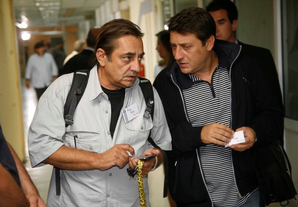 Ο Γιώργος Μελέας (δεξιά) μαζί με τον Αντώνη Καφετζόπουλο μετά από debate πολιτικών αρχηγών το 2009