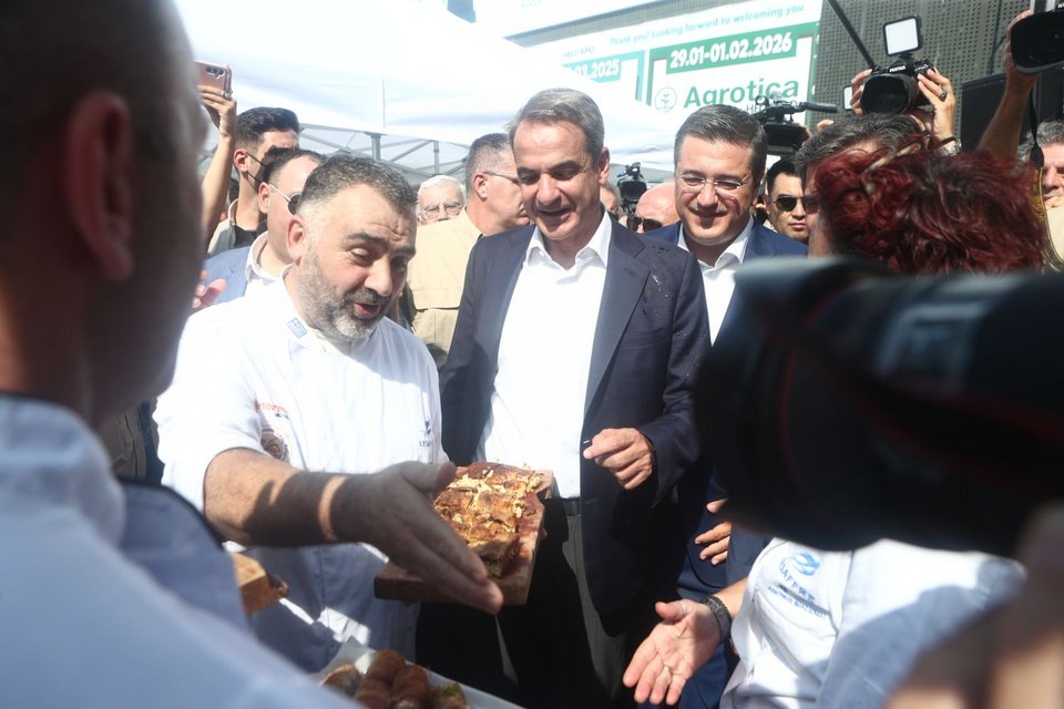 Στον πρωθυπουργό προσέφεραν μπουγάτσες γλυκές και αλμυρές