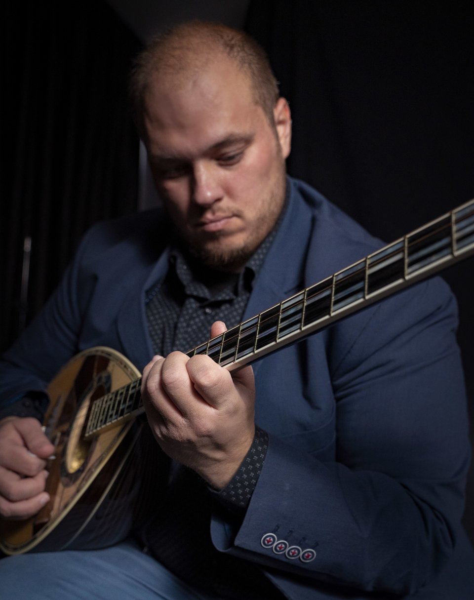 Ο Μιχάλης Παούρης είναι διεθνούς φήμης συνθέτης, παραγωγός και δεξιοτέχνης στο μπουζούκι και την κιθάρα.