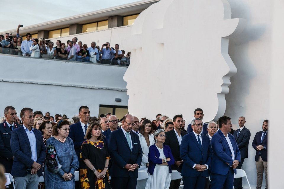 Την Κυριακή η Πρόεδρος της Δημοκρατίας, Κατερίνα Σακελλαροπούλου, τέλεσε τα εγκαίνια του Μουσείου Γαΐτη-Σίμωσι, στην Ίο, παρουσία της Υπουργού Πολιτισμού, Λίνας Μενδώνη