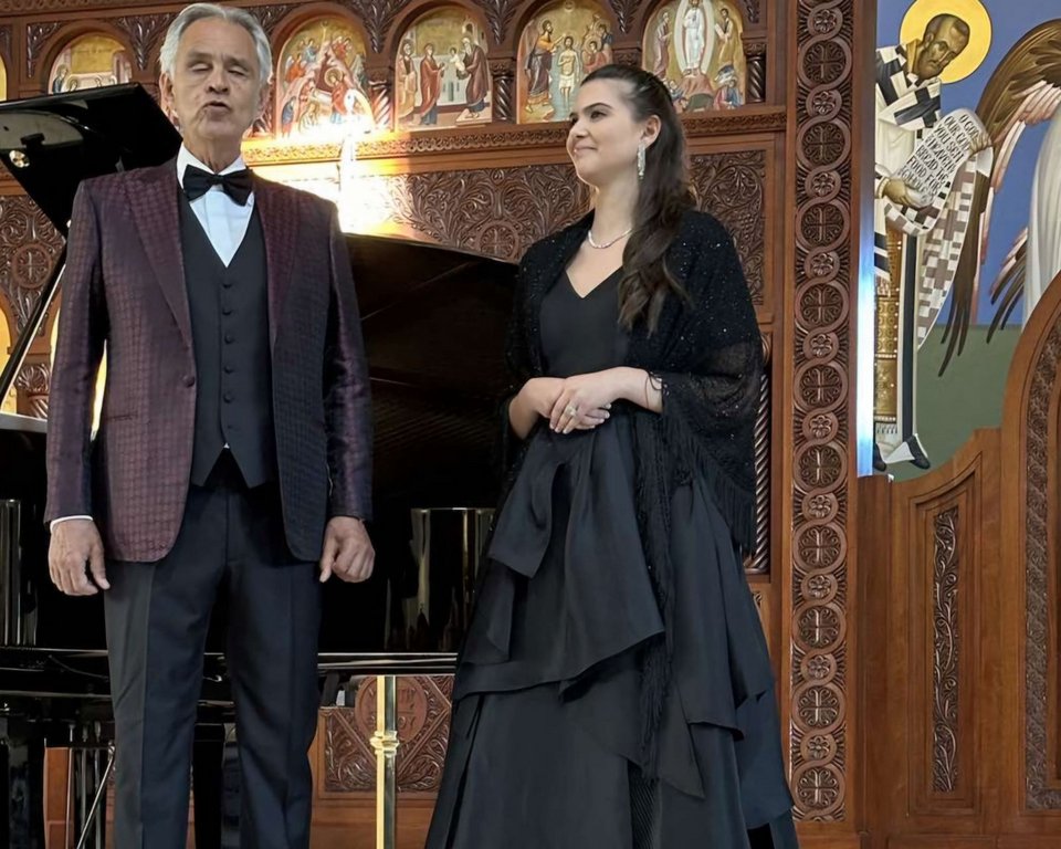 Η σοπράνο Theresa Carlomagno στο πλευρό του Αντρέα Μποτσέλι / Φωτογραφία: iefimerida.gr