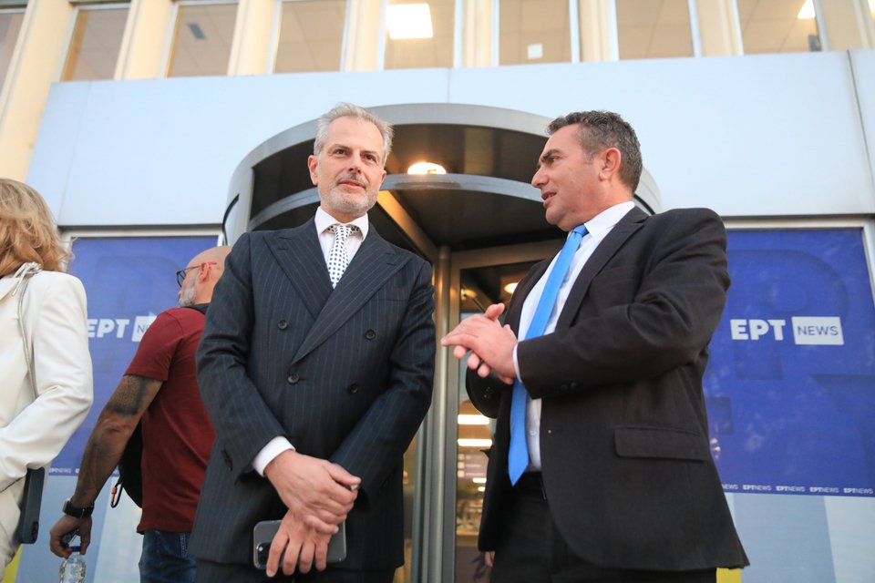 Οι Γιάννης Παπαδόπουλος και Φώτης Καφαράκης περιμένουν στην είσοδο για να υποδεχτούν τους έξι υποψηφίους πρόεδρους του ΠΑΣΟΚ