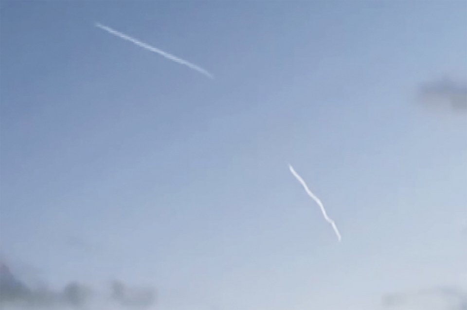 Στη φωτό διακρίνονται στον αέρα ίχνη του πυραύλου της Χεζμπολάχ, δεξιά, και του πυραύλου αεράμυνας του Ισραήλ, αριστερά, στο Τελ Αβίβ, σήμερα το πρωί. Η Χεζμπολάχ εκτόξευσε δεκάδες βλήματα στο Ισραήλ νωρίς το πρωί, συμπεριλαμβανομένου ενός πυραύλου με στόχο το Τελ Αβίβ, που ήταν το βαθύτερο πλήγμα της μαχητικής οργάνωσης μέχρι στιγμής και σηματοδότησε περαιτέρω κλιμάκωση μετά τα ισραηλινά πλήγματα στο Λίβανο που σκότωσαν εκατοντάδες ανθρώπους. (Adar E Goldenberg μέσω AP)