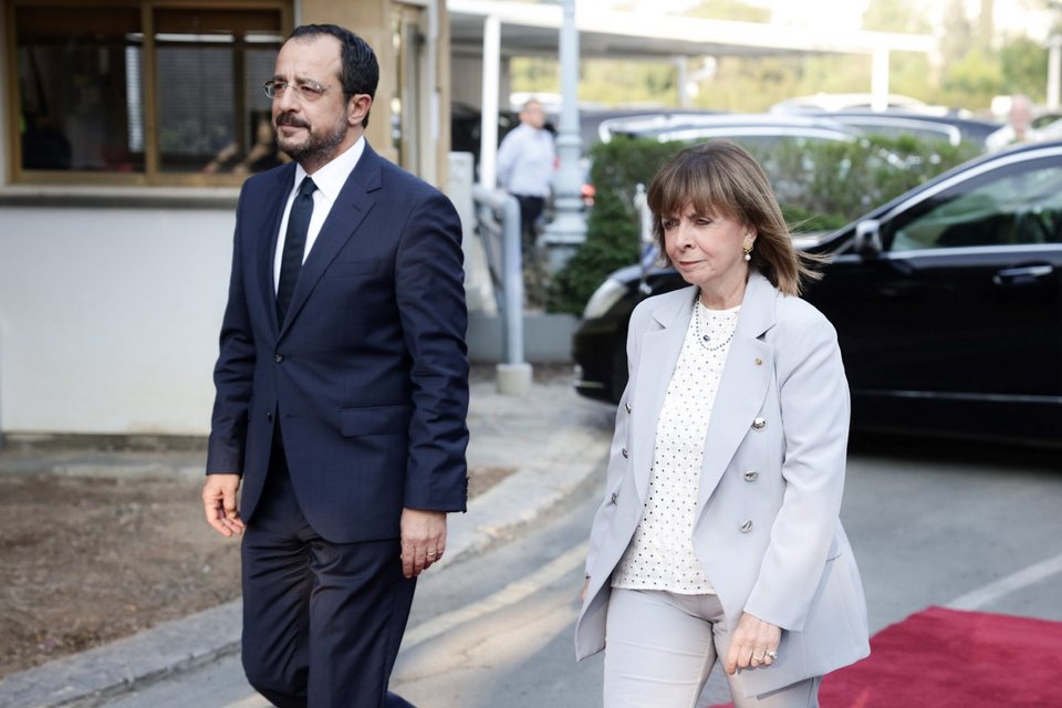 Ο Νίκος Χριστοδουλίδης υποδέχεται την Πρόεδρο της Ελληνικής Δημοκρατίας Κατερίνα Σακελλαροπούλου / Φωτογραφία: Γ.Τ ΠτΔ ΜΑΝΩΛΟΠΟΥΛΟΣ ΘΟΔΩΡΗΣ