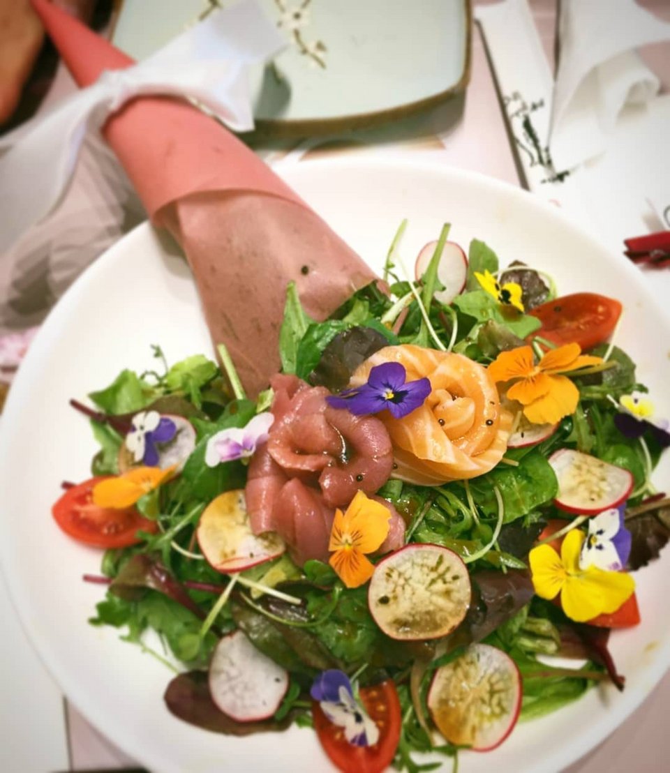 Σαλάτα ιαπωνική με σολομό και τόνο / Φωτογραφία: shiraki_gr