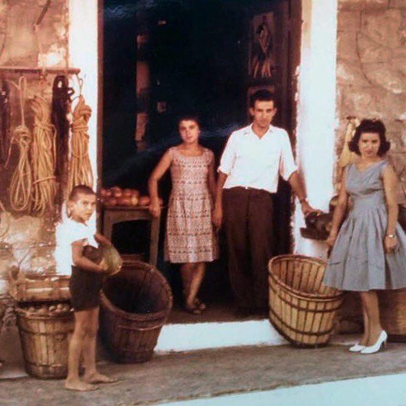 Η οικογένεια του Αντώνη Τζιμπλάκη στην πόρτα του παντοπωλείου στη Χώρα της Νάξου / Φωτογραφία: tziblakis/Instagram