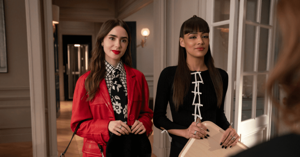 Λίλι Κόλινς και Ταλία Μπεσόν στο «Emily in Paris»