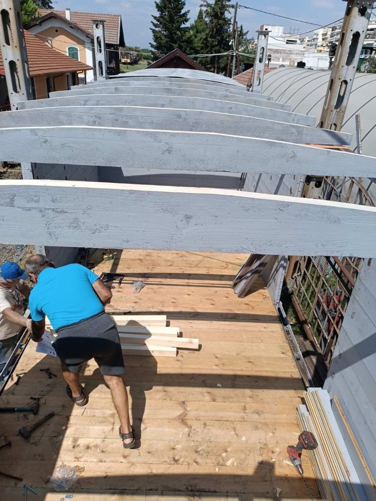 Ο 93χρονος Σάββας Κοέν ανέλαβε την επισκευή ιστορικών βαγονιών - φορταμαξών που μετέφεραν Εβραίους πολίτες στα κρεματόρια του Άουσβιτς