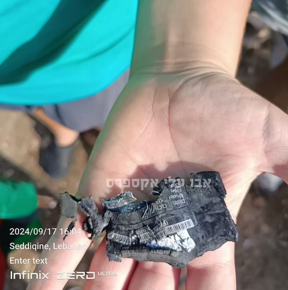 Η φωτογραφία αυτή που κυκλοφορεί υποτίθεται ότι δείχνει υπόλειμμα του βομβητή μετά την έκρηξη