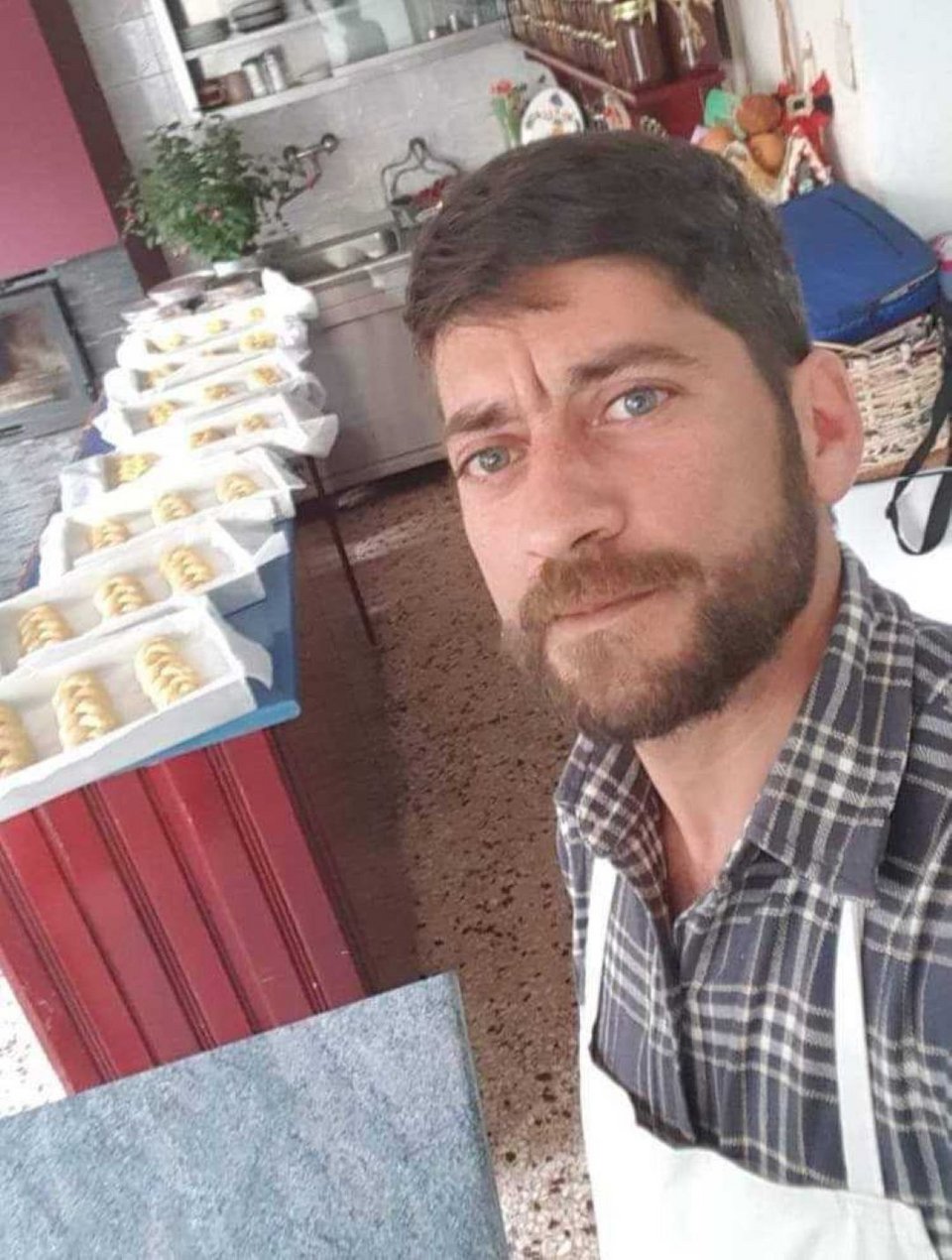 Ο Σάββας μέσα στο εργαστήριο του που περνάει αρκετές ώρες της ημέρας