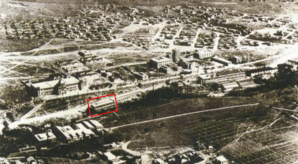Αεροφωτογραφία του 1928 όπου εμφανίζεται η χωροθέτηση και η πίσω όψη του κτηρίου