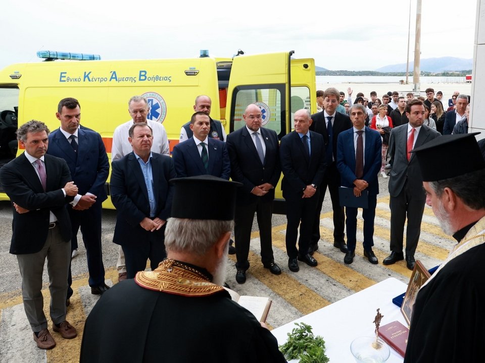 Από αριστερά προς τα δεξιά οι κ.κ. Head of Energy Saving, R&D and Ship Design Ομίλου Grimaldi, κ. Dario Bocchetti, Διευθύνων Σύμβουλος Οργανισμού Λιμένος Ηγουμενίτσας κ. Θανάσης Πορφύρης, Βουλευτής Θεσπρωτίας Βασίλειος Γιόγιακας, Δήμαρχος Ηγουμενίτσας κ. Παναγιώτης Νταής, Πρόεδρος της Αρχής Λιμένων Ηγουμενίτσας & μέλος του Διοικητικού Συμβουλίου του Ιδρύματος Grimaldi κ. Guido Grimaldi, Πρόεδρος του Ε.Κ.Α.Β. κ. Νίκος Παπαευσταθίου, Διευθύνων Σύμβουλος Minoan Lines κ. Λουκάς Σιγάλας, Πρόεδρος & Διευθύνων Σύμβουλος της Εταιρείας Συμμετοχών Λιμένος Ηγουμενίτσας Α.Ε. κ. Παύλος Κυπριανού, Senior Executive Short Sea Commercial Management Ομίλου Grimaldi κ. Gentile Flavio.