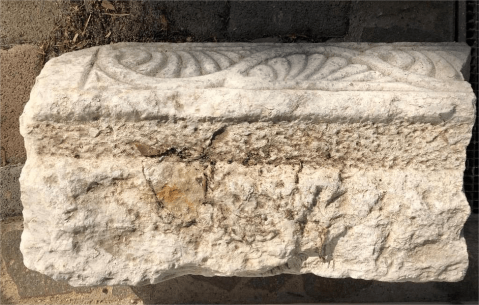 Τμήμα λίθινου επιστυλίου ή υπέρθυρου μεσοβυζαντινών χρόνων (8ος-12ος αι. μ.Χ.)