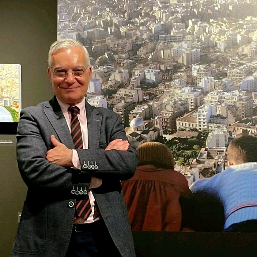 O Nίκος Βατόπουλος στην έκθεση που είχε συνδιοργανώσει με την Ίριδα Κρητικού στην Ελληνοαμερικανική Ένωση / Αριάνα Ευθυμιάδη