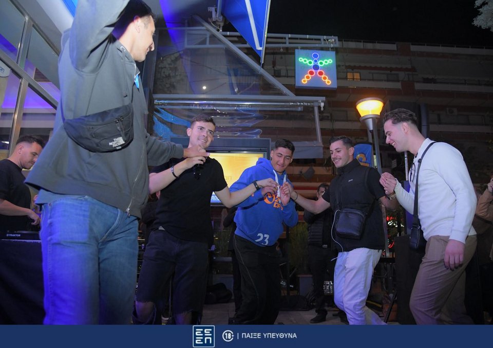 Οι κάτοικοι της Πτολεμαΐδας γιόρτασαν τον μεγάλο νικητή του ΤΖΟΚΕΡ υπό τους ήχους των Χάλκινων της Γουμένισσας 