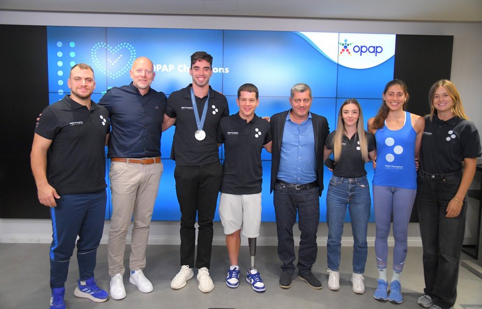 Jan Karas και Οδυσσέας Χριστοφόρου με τους OPAP Champions Μιχάλη Αναστασάκη, Απόστολο Χρήστου, Νίκο Παπαγγελή, Σεμέλη Ζαρμακούπη, Παναγιώτα Δόση και Κορίνα Πολίτη
