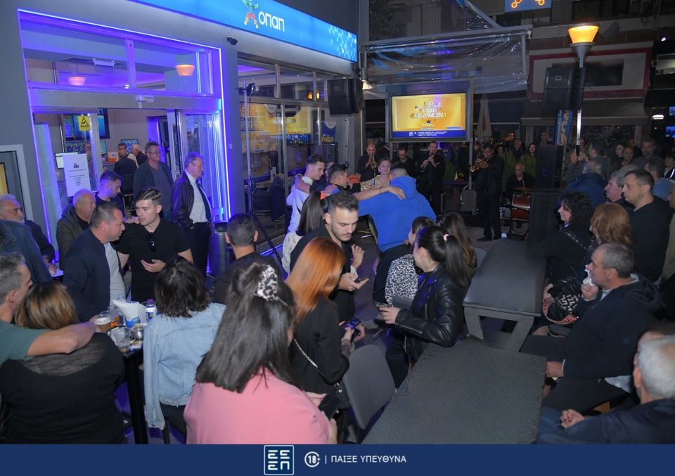 Οι κάτοικοι της Πτολεμαΐδας γιόρτασαν τον μεγάλο νικητή του ΤΖΟΚΕΡ υπό τους ήχους των Χάλκινων της Γουμένισσας 