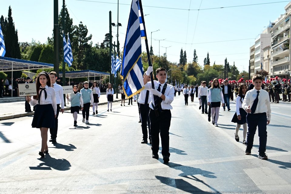 Πλήθος κόσμου βρέθηκε από νωρίς το πρωί στο κέντρο της Αθήνας για να παρακολουθήσει τη μαθητική παρέλαση
