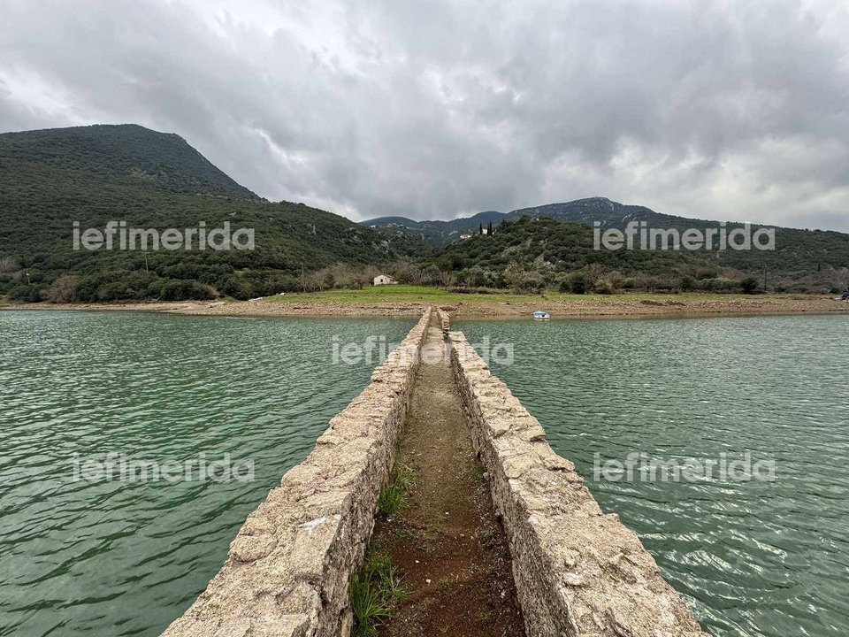Η τεχνητή λίμνη Λάδωνα στην Αρκαδία στις αρχές Απριλίου / iefimerida.gr