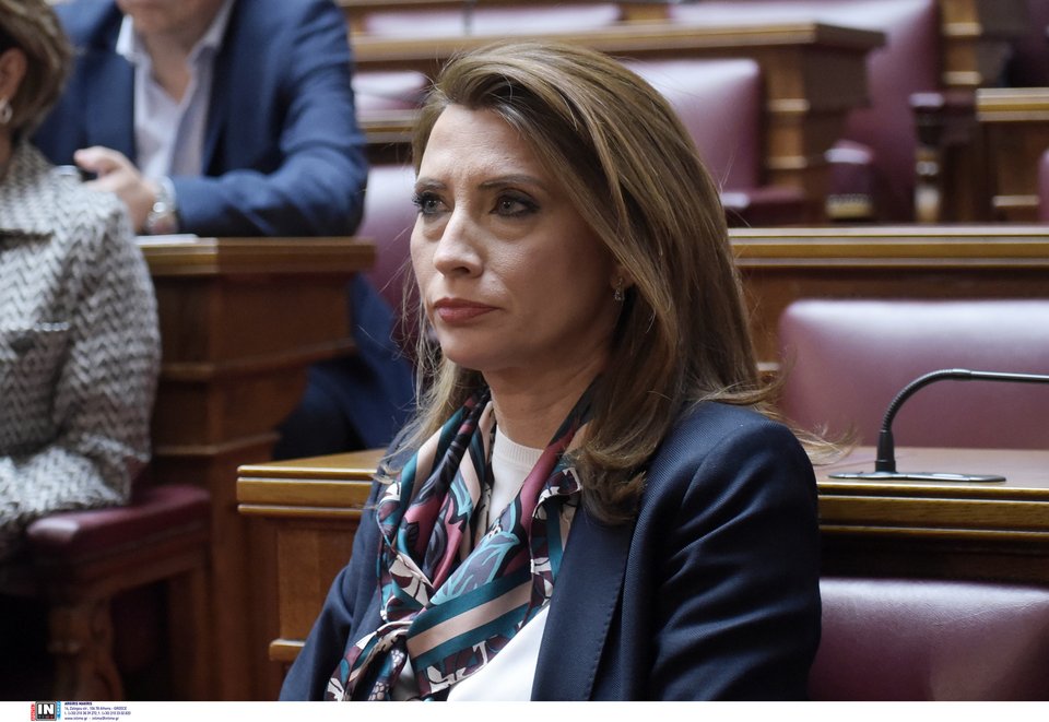Η Νίνα Κασιμάτη κατά την ομιλία Παππά στην ΚΟ του ΣΥΡΙΖΑ / Φωτογραφία: Intimenews -ΑΝΑΣΤΟΠΟΥΛΟΥ ΒΑΣΙΛΙΚΗ