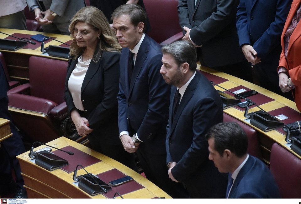 Νίκος Ανδρουλάκης και Δημήτρης Μάντζος στα έδρανα του ΠΑΣΟΚ