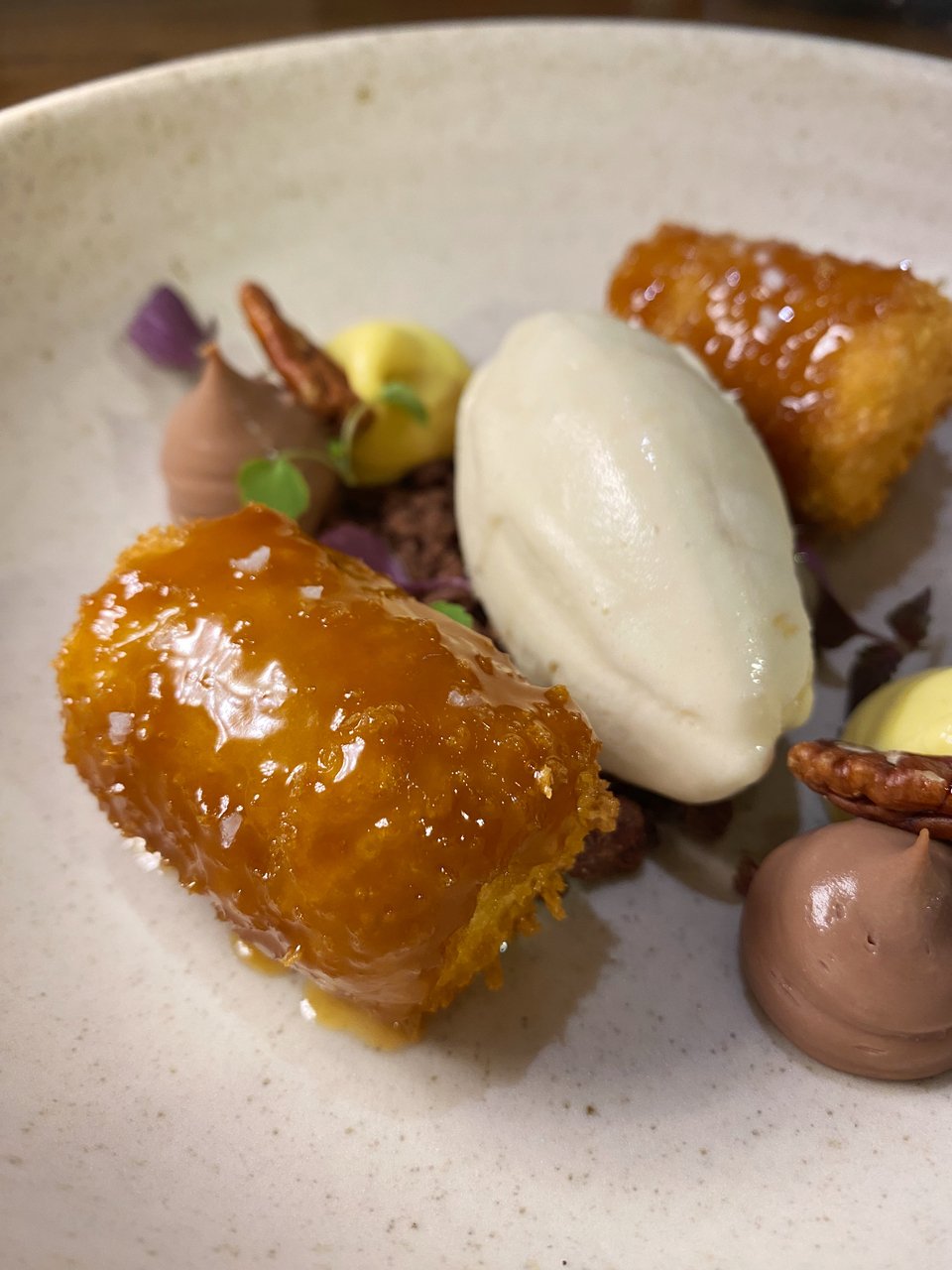 Το γλυκό με την τηγανητή μπανάνα / Φωτογραφία: Μάνος Λειβαδάρος/iefimerida