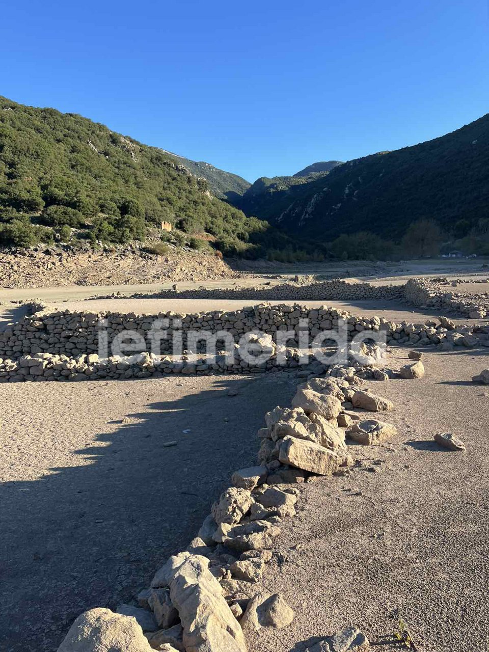 Χαλάσματα στη λίμνη Λάδωνα μετά τη συρρίκνωση των υδάτων