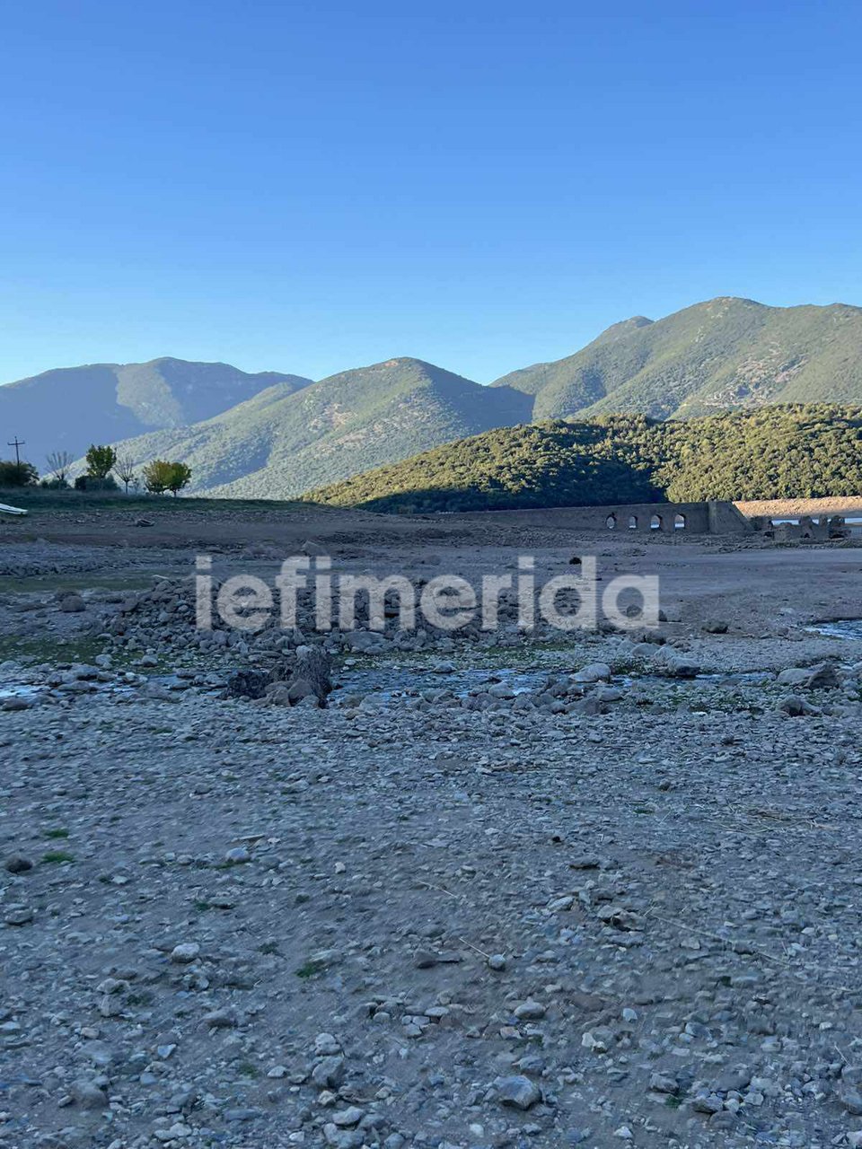 «Έρημο» τοπίο η τεχνητή λίμνη Λάδωνα / iefimerida.gr