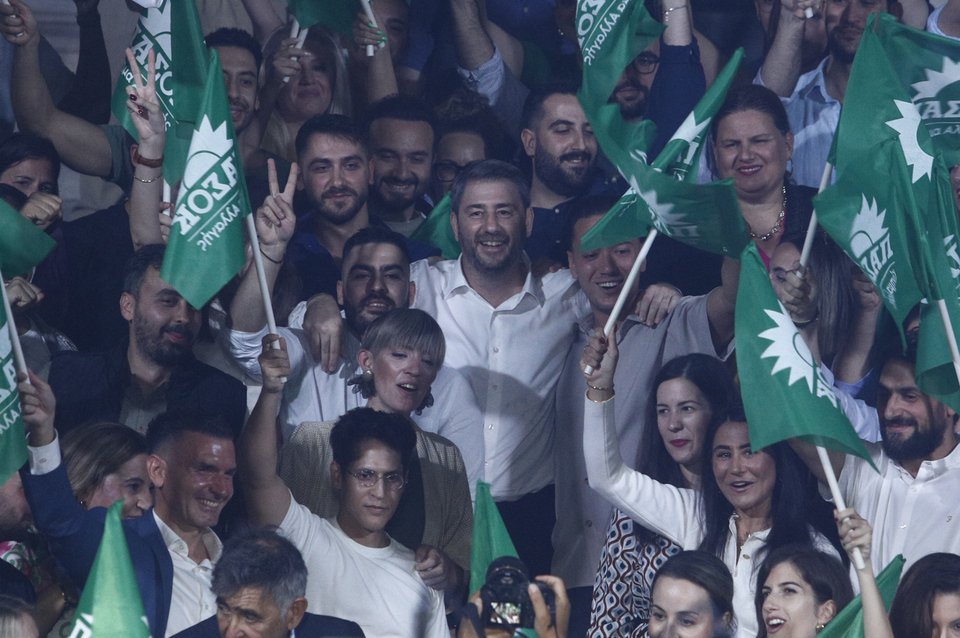 Ο Νίκος Ανδρουλάκης μετά το τέλος της ομιλίας του ανάμεσα σε φίλους και νεολαίους του ΠΑΣΟΚ / Φωτογραφία: eurokinissi -ΔΗΜΗΤΡΟΠΟΥΛΟΣ ΣΩΤΗΡΗΣ