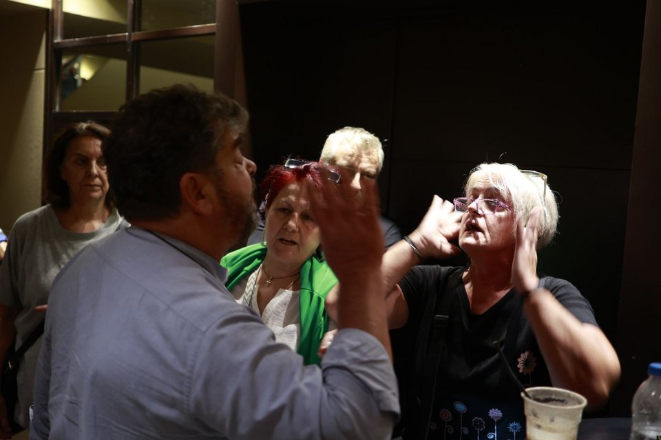 Επεισόδιο έξω από την ΚΕ -Υποστηρίκτρια Κασσελάκη: «Θα σας τελειώσουμε όλους, θα καθαρίσει το κόμμα από τον σεξισμό και την ανοησία»