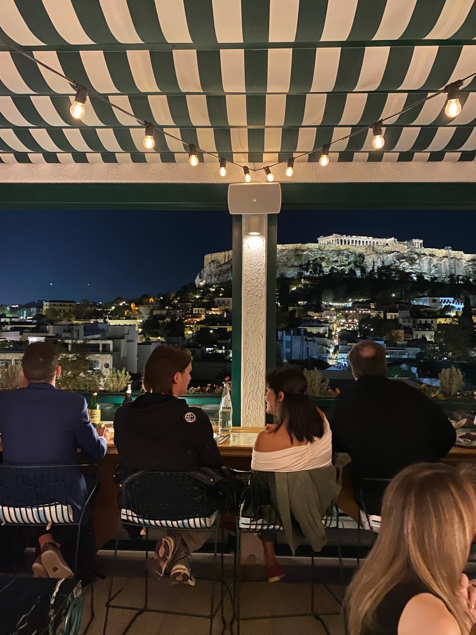 H θέα στην Ακρόπολη από την μπάρα στα κάγκελα της ταράτσας / Φωτογραφία: Μάνος Λειβαδάρος/iefimerida 