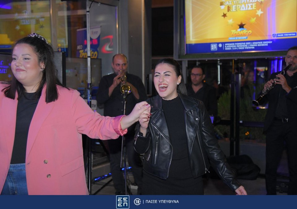 Οι κάτοικοι της Πτολεμαΐδας γιόρτασαν τον μεγάλο νικητή του ΤΖΟΚΕΡ υπό τους ήχους των Χάλκινων της Γουμένισσας 