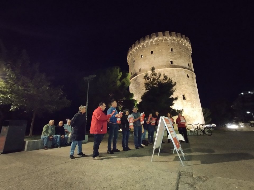Με αφίσες και πλακάτ μέλη της πρωτοβουλίας «Πορεία της Ζωής» στον Λευκό Πύργο για τα θύματα της Χαμάς στην επίθεση της 7ης Οκτωβρίου 2023