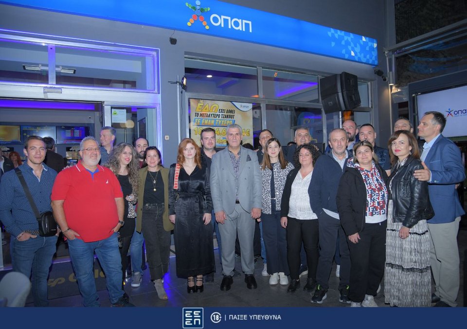 Η ομάδα του ΟΠΑΠ με συνεργάτες του δικτύου καταστημάτων της εταιρείας και τον ιδιοκτήτη του τυχερού πρακτορείου ΟΠΑΠ, Σαμουήλ Κουντουρατζόγλου&nbsp; 