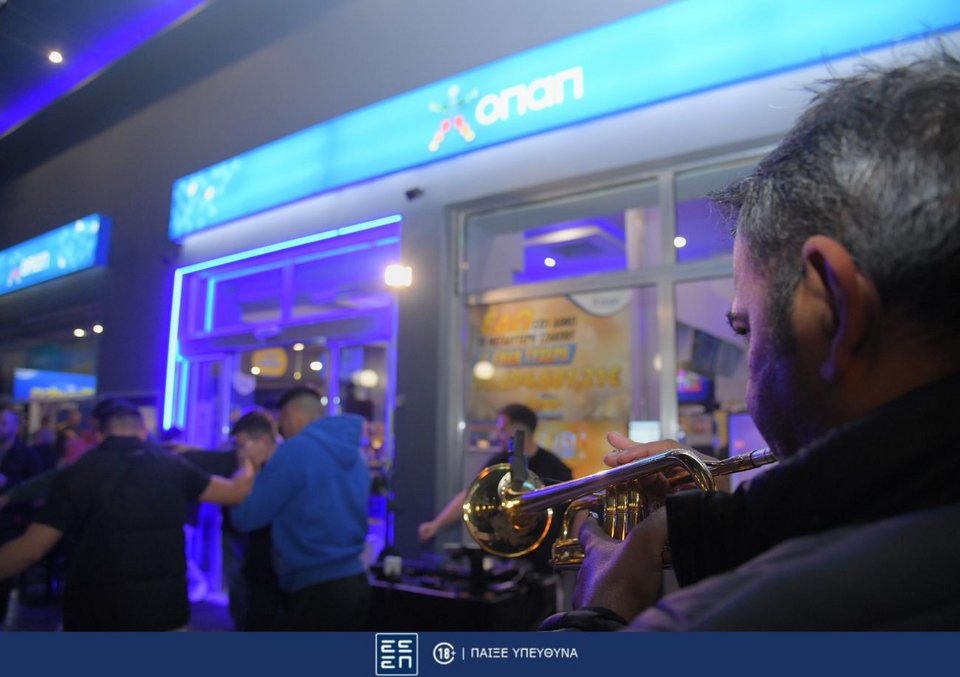 Οι κάτοικοι της Πτολεμαΐδας γιόρτασαν τον μεγάλο νικητή του ΤΖΟΚΕΡ υπό τους ήχους των Χάλκινων της Γουμένισσας 