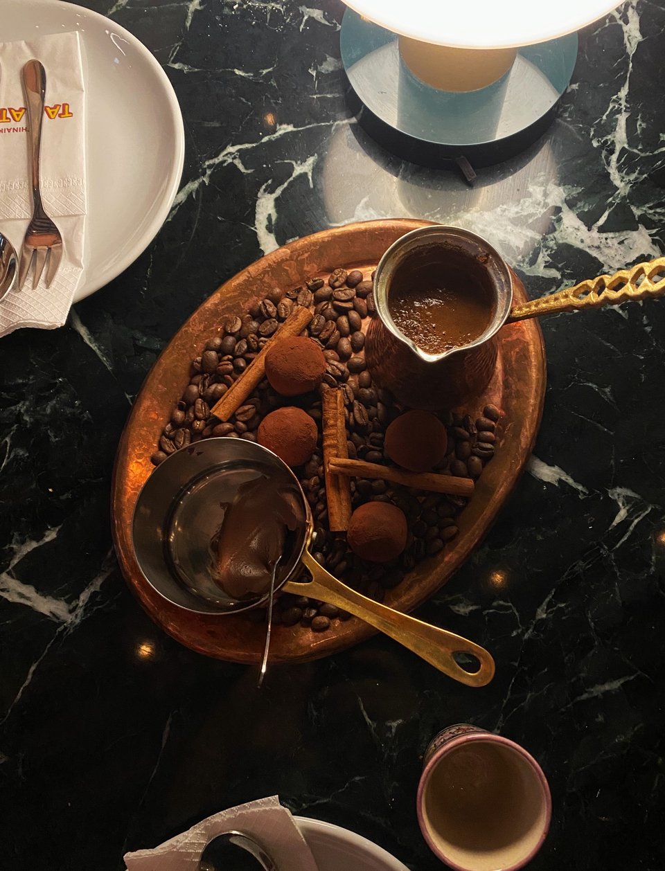 Τρουφάκια σοκολάτας και αραβικός καφές / Φωτογραφία: Μάνος Λειβαδάρος/iefimerida 