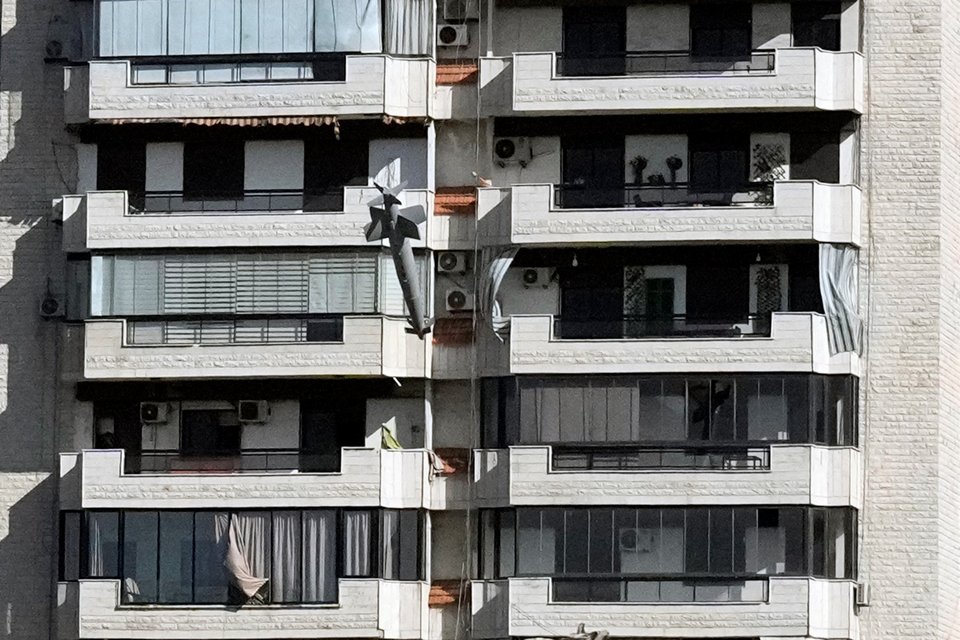 Η ρουκέτα χτυπά το κτίριο / AP