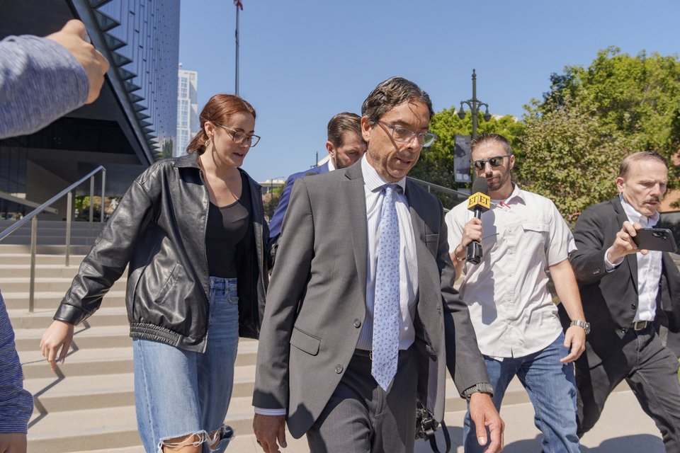 Ο Δρ. Μαρκ Τσάβες έξω από τα δικαστήρια στο Λος Άντζελες / Φωτογραφία AP