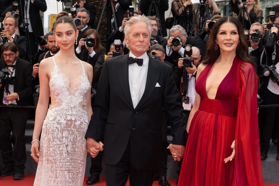 Η Carys Douglas, με τους γονείς της, Michael Douglas και Catherine Zeta-Jones στις Κάννες το 2023