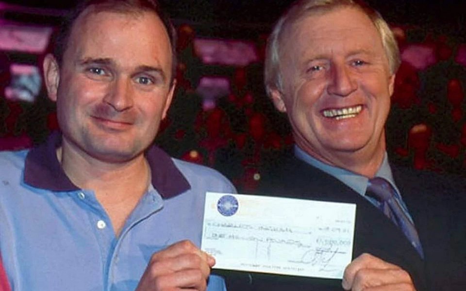 Ο Charles Ingram και ο Chris Tarrant λίγο μετά την επίτευξη του τζακ ποτ του 1 εκατομμυρίου λιρών από τον Ingram