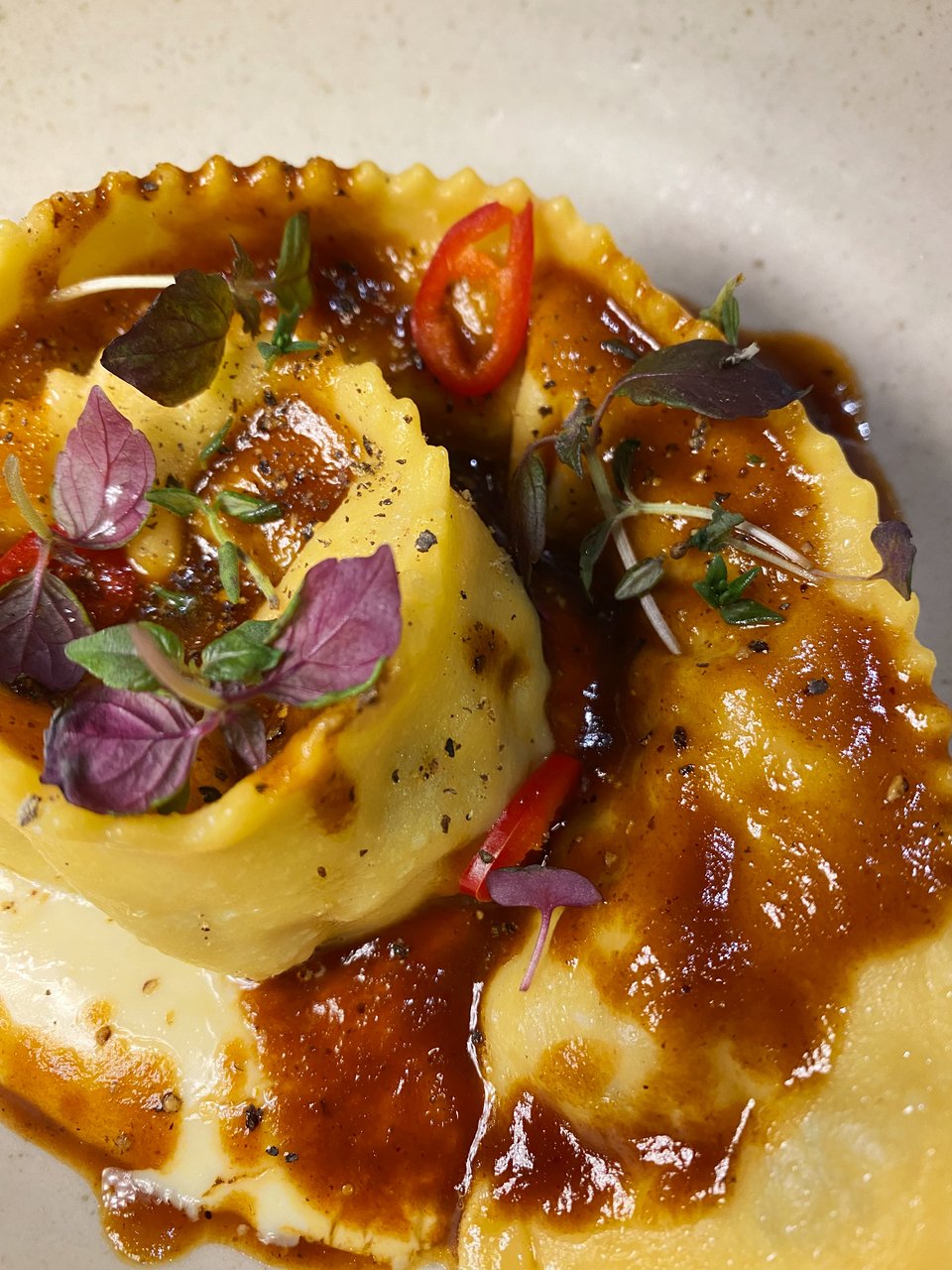 To ραβιόλι με Ιβηρικό χοίρο / Φωτογραφία: Μάνος Λειβαδάρος/iefimerida