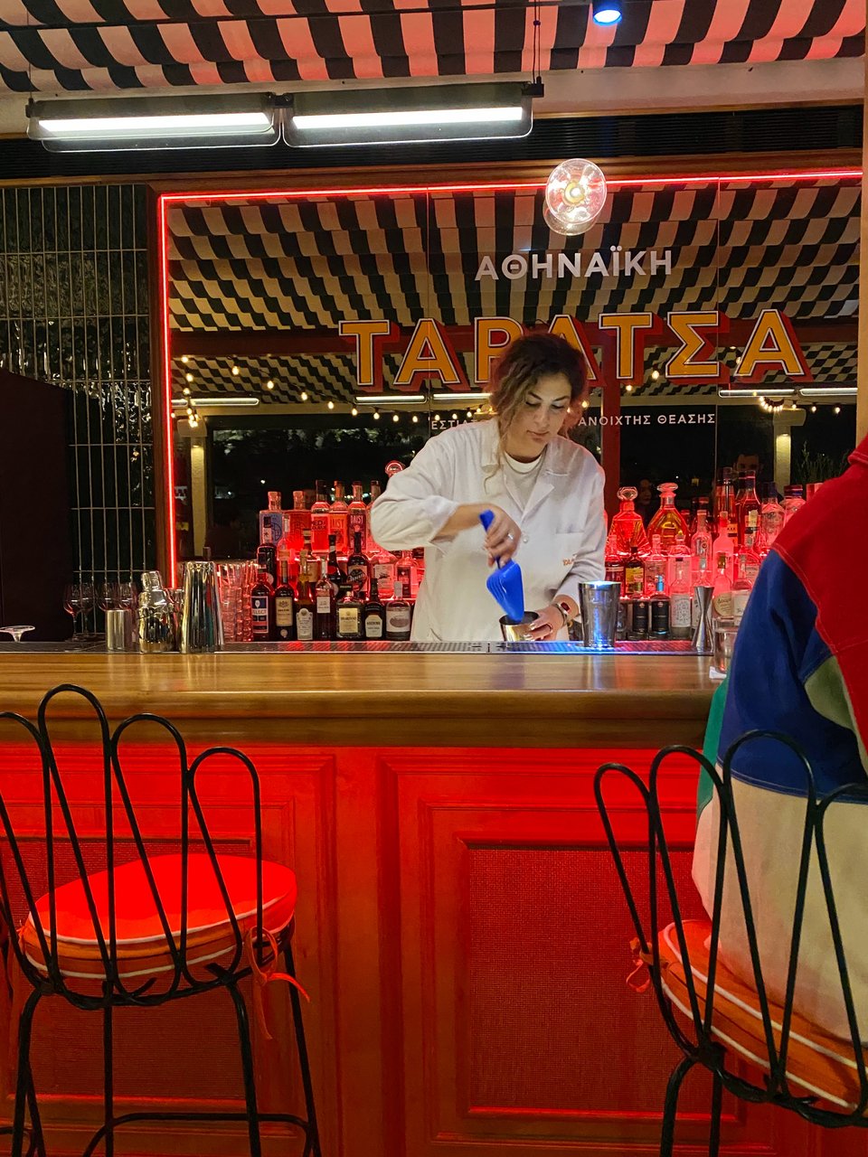 Το φωτισμένο μπαρ του Taratsa / Φωτογραφία: Μάνος Λειβαδάρος/iefimerida